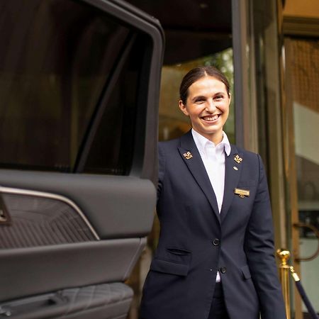 Sofitel Frankfurt Opera Hotel Frankfurt am Main Exterior photo A chauffeur at the airport