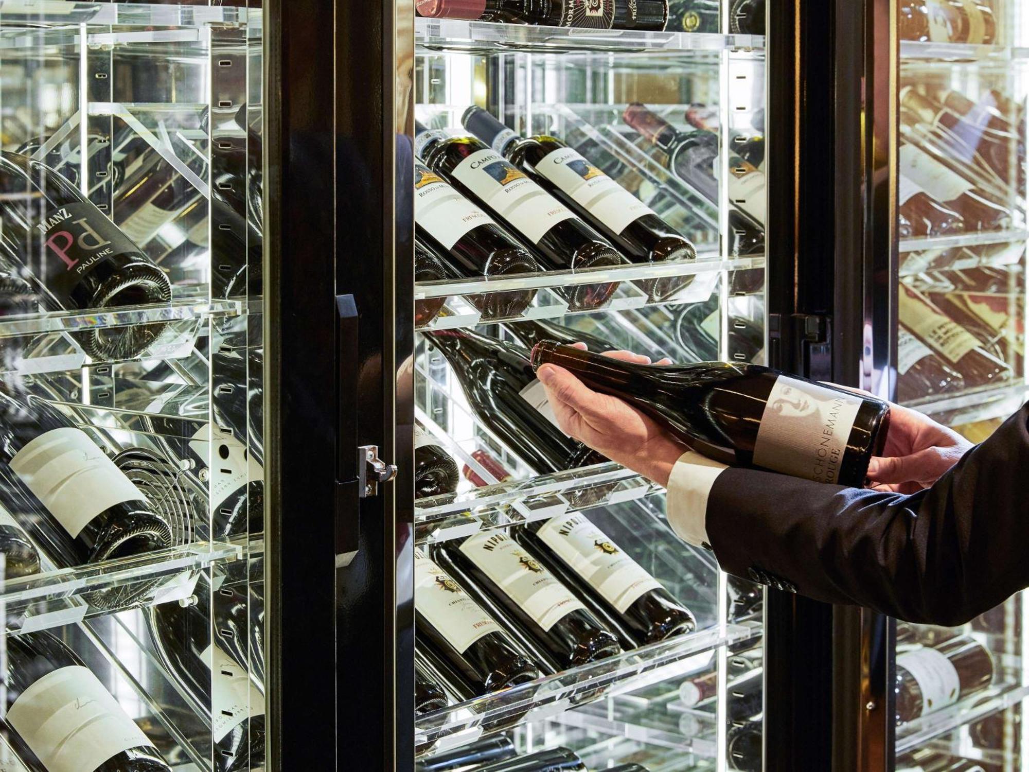 Sofitel Frankfurt Opera Hotel Frankfurt am Main Exterior photo Wine storage