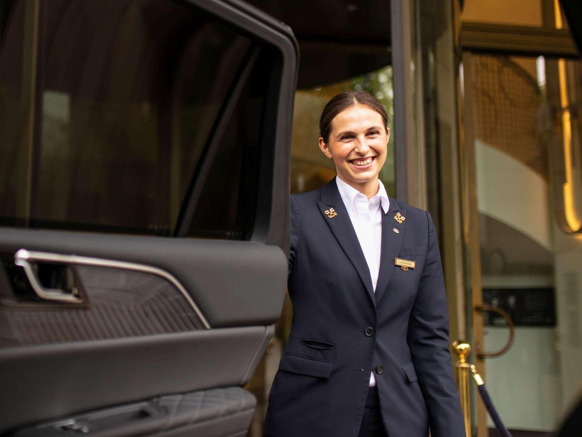 Sofitel Frankfurt Opera Hotel Frankfurt am Main Exterior photo A chauffeur at the airport