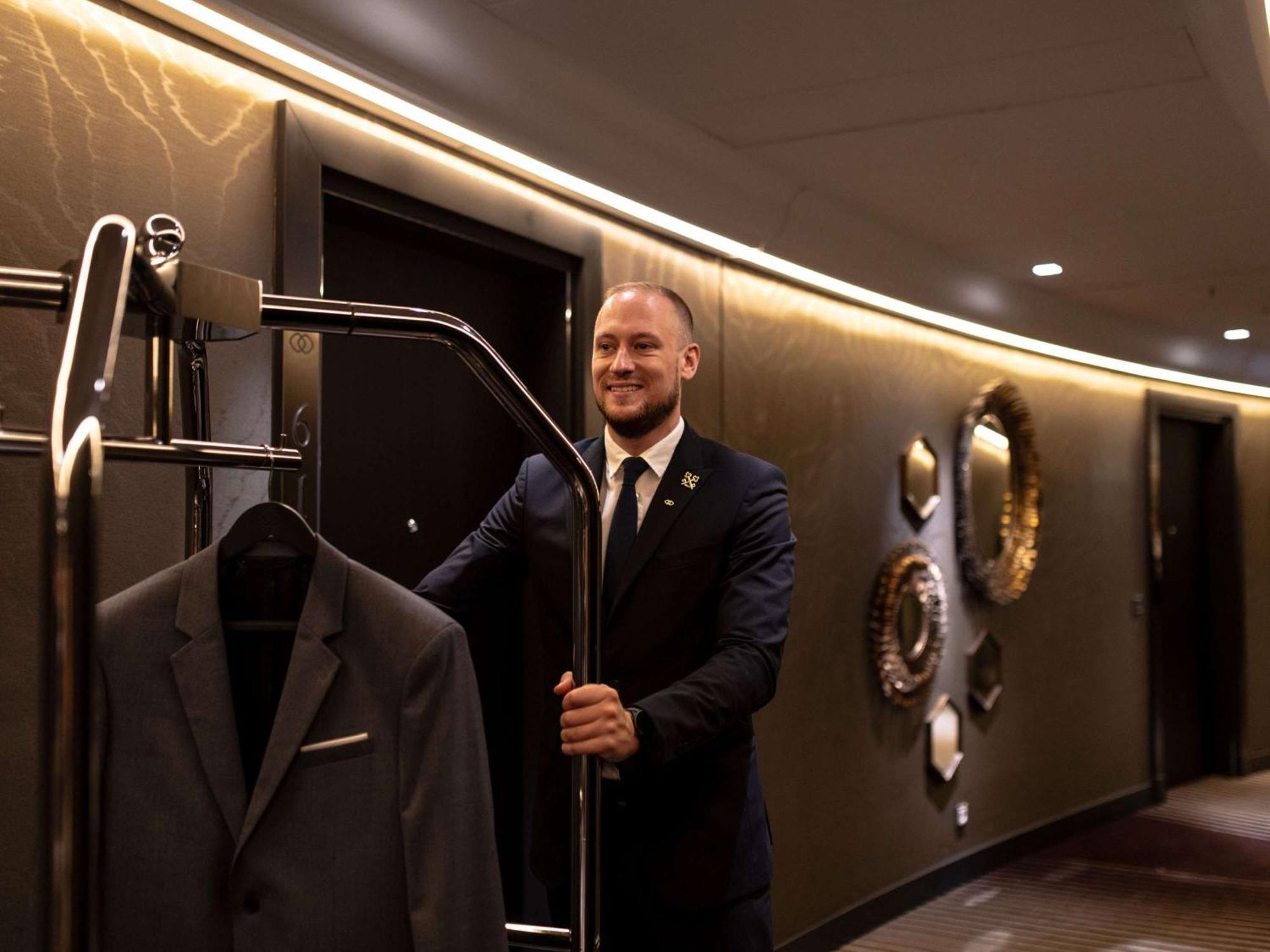 Sofitel Frankfurt Opera Hotel Frankfurt am Main Exterior photo A bellboy at the Mandarin Oriental, Munich