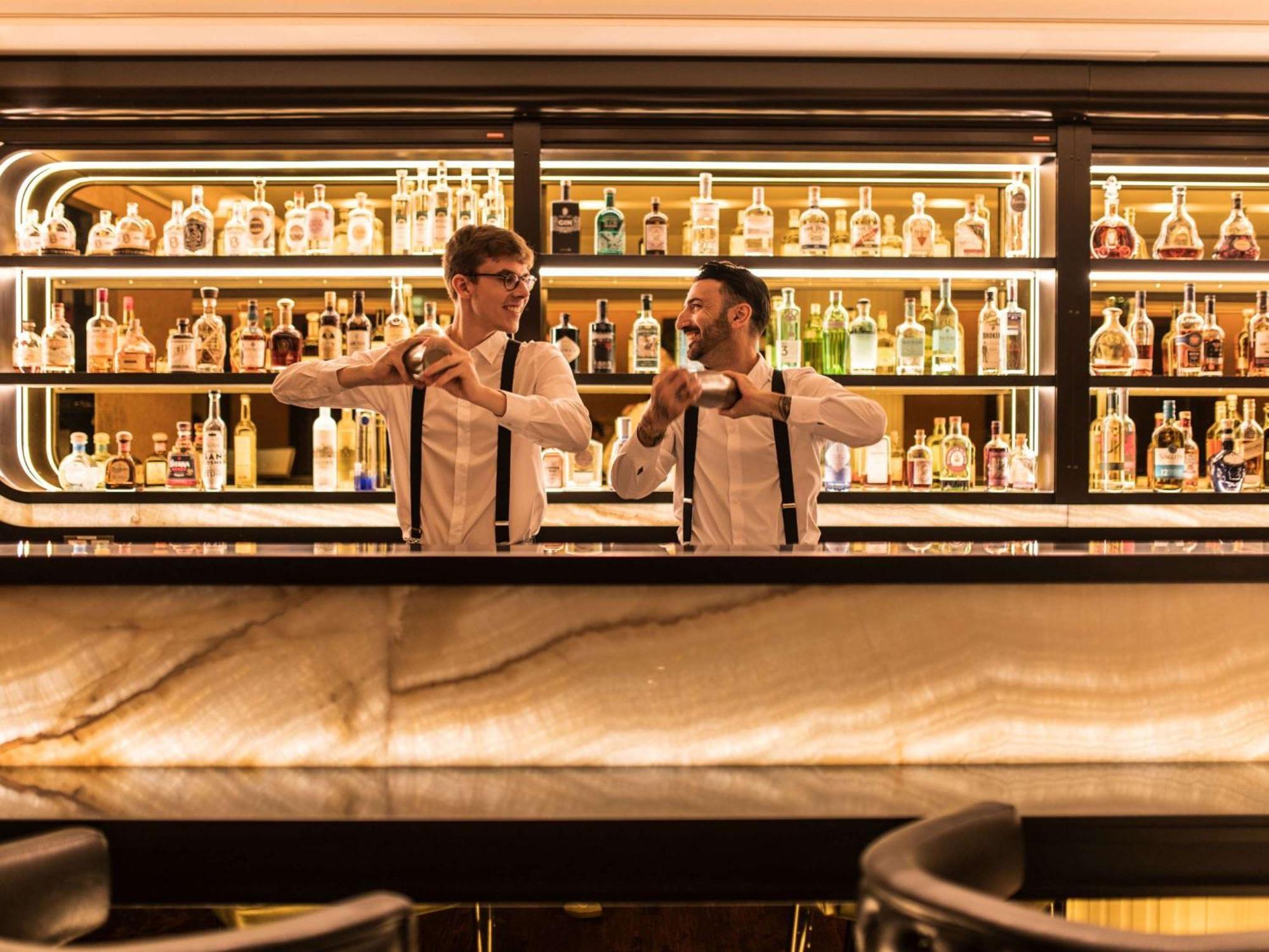 Sofitel Frankfurt Opera Hotel Frankfurt am Main Exterior photo The bar at the London Edition
