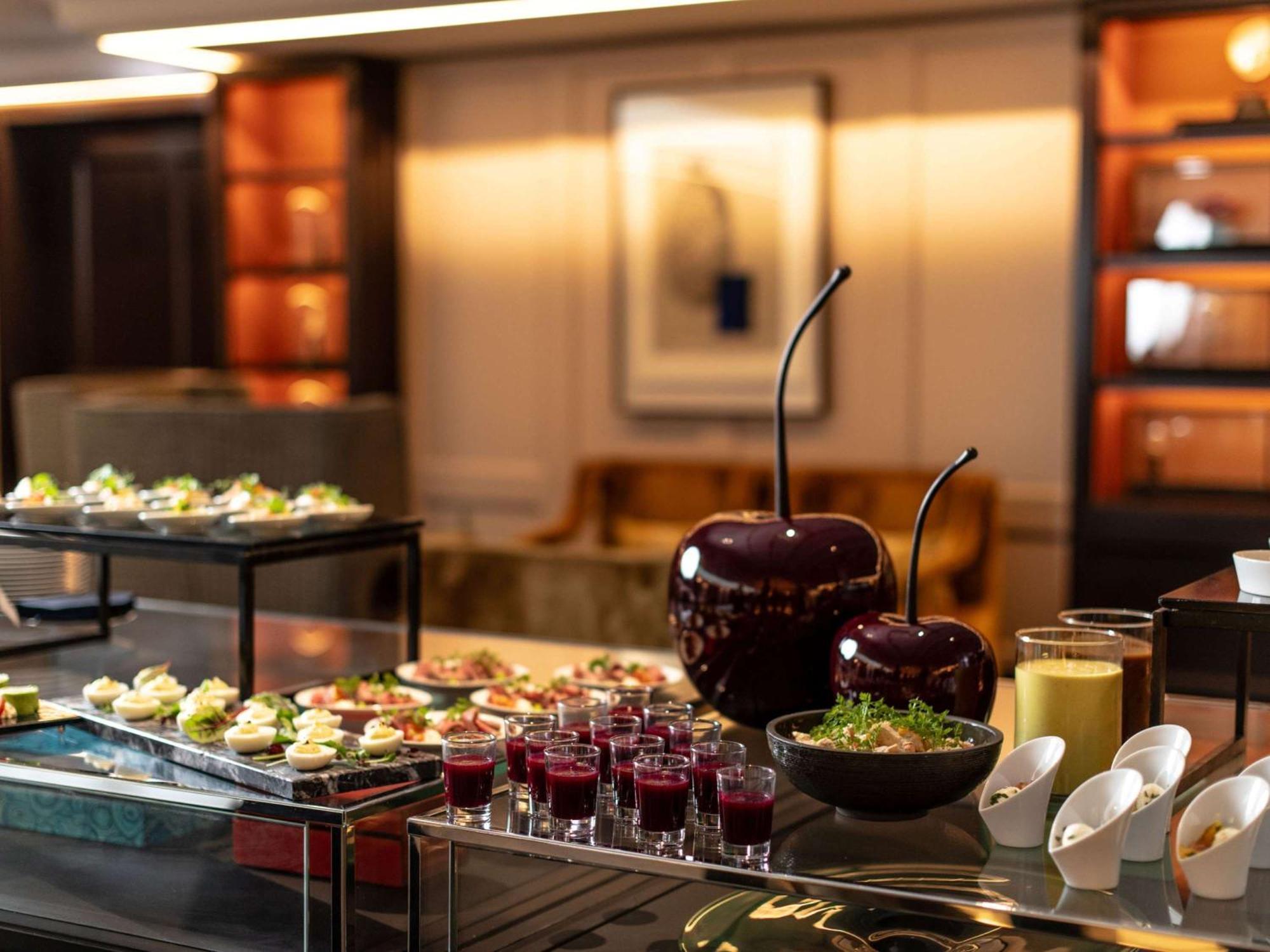 Sofitel Frankfurt Opera Hotel Frankfurt am Main Exterior photo A buffet at a hotel