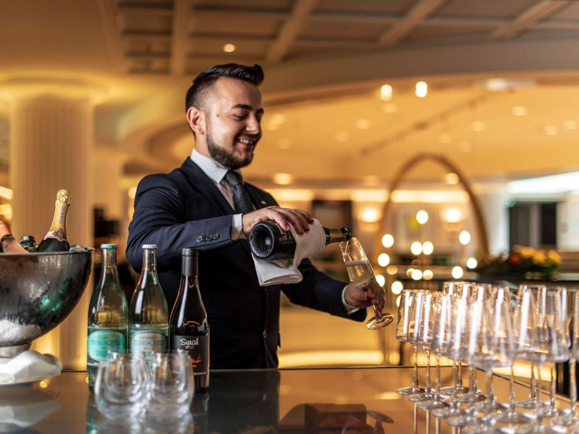 Sofitel Frankfurt Opera Hotel Frankfurt am Main Exterior photo A sommelier at work