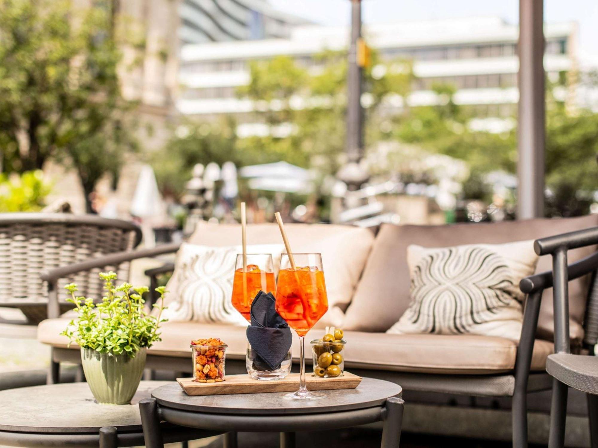 Sofitel Frankfurt Opera Hotel Frankfurt am Main Exterior photo The Terrace at the Hotel
