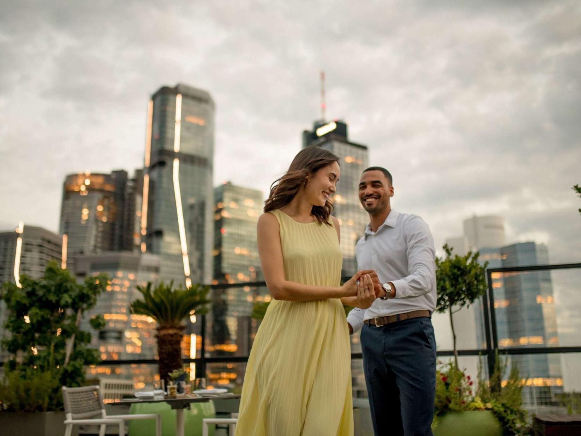 Sofitel Frankfurt Opera Hotel Frankfurt am Main Exterior photo A couple dancing