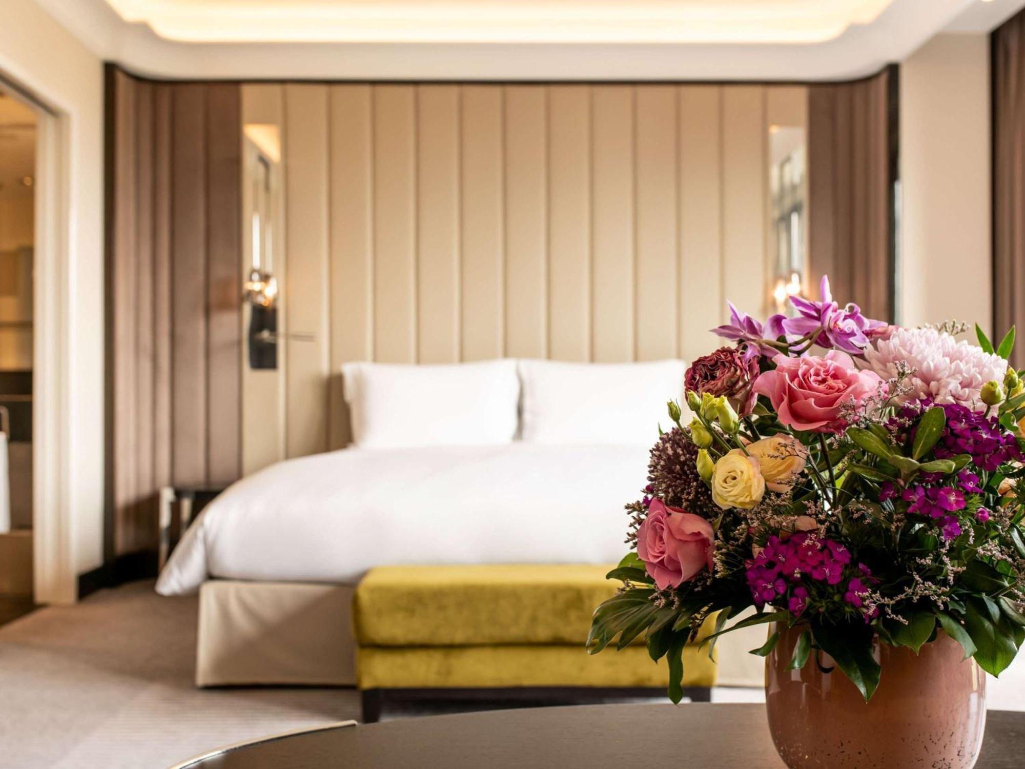 Sofitel Frankfurt Opera Hotel Frankfurt am Main Exterior photo A suite at the hotel