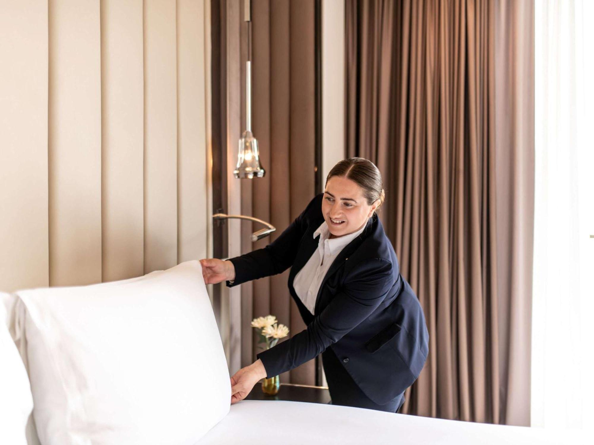 Sofitel Frankfurt Opera Hotel Frankfurt am Main Exterior photo A chambermaid making a bed