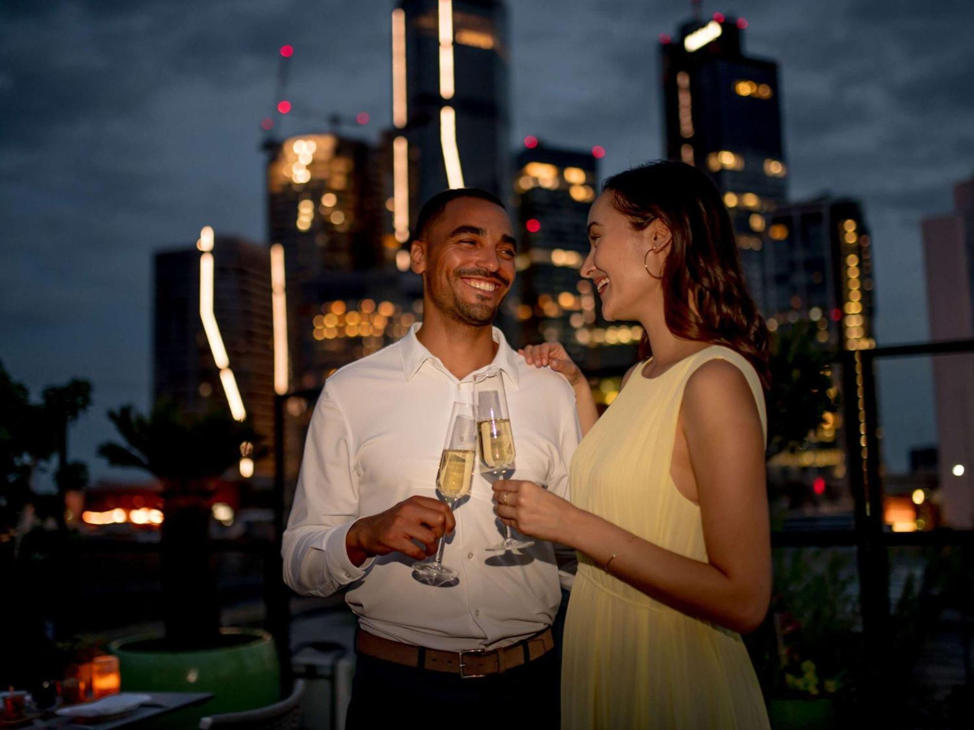 Sofitel Frankfurt Opera Hotel Frankfurt am Main Exterior photo A couple drinking champagne