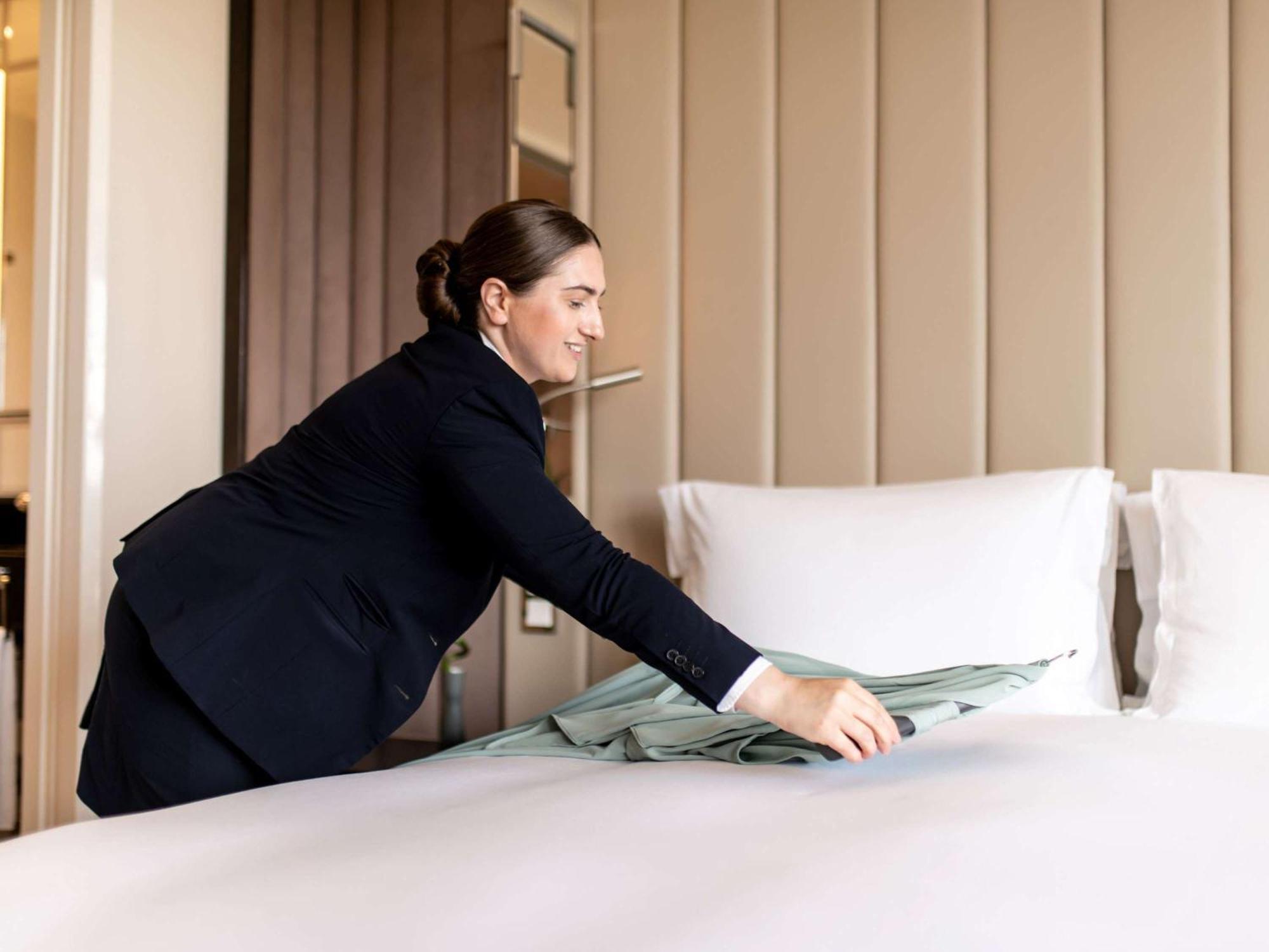 Sofitel Frankfurt Opera Hotel Frankfurt am Main Exterior photo A chambermaid making a bed