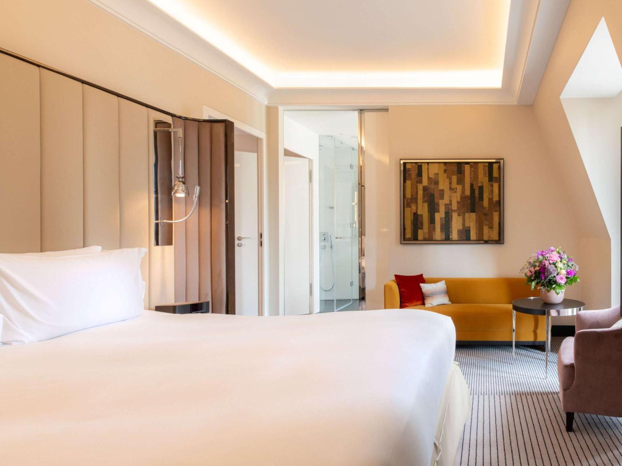 Sofitel Frankfurt Opera Hotel Frankfurt am Main Exterior photo A room at the hotel