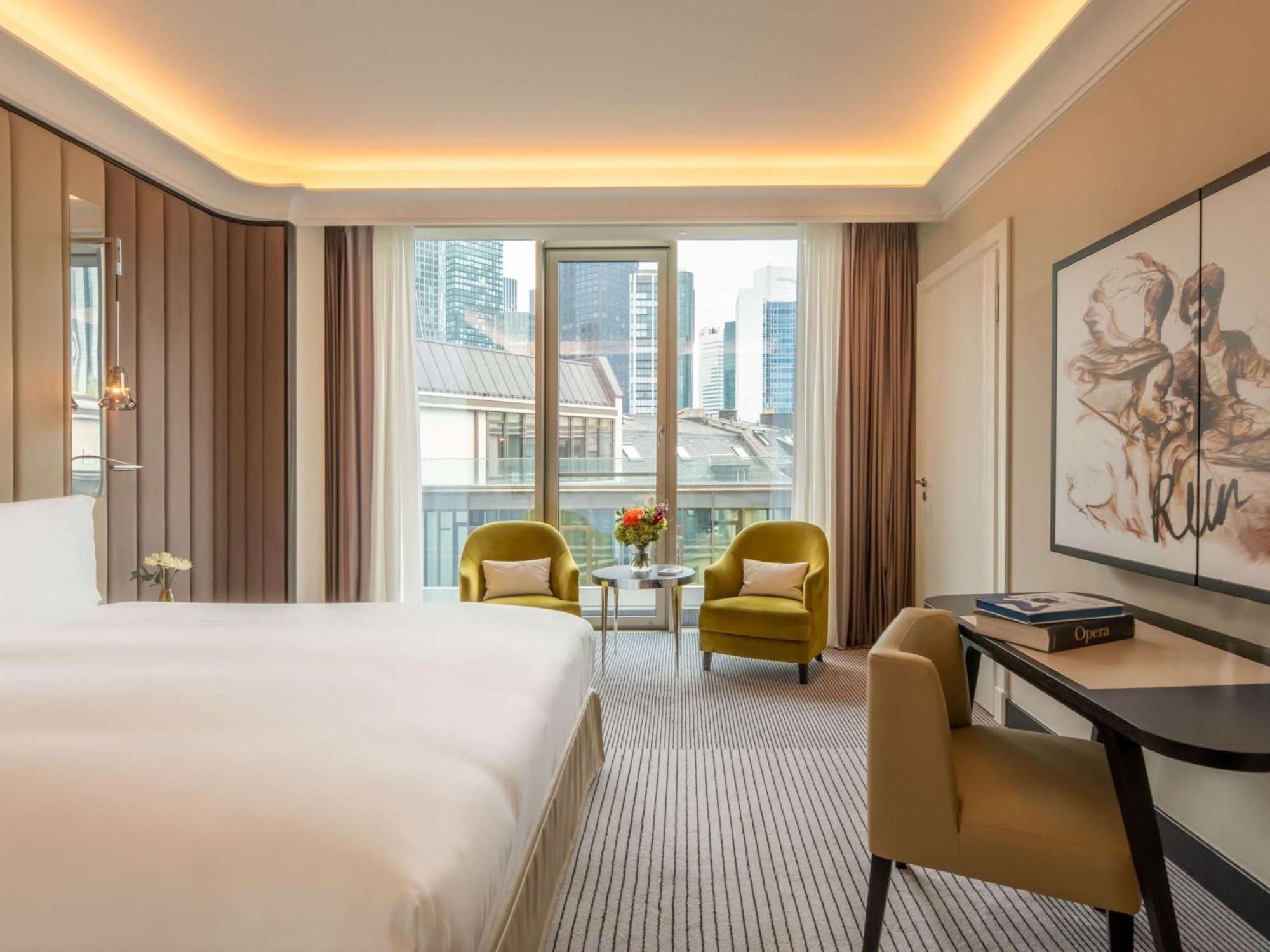 Sofitel Frankfurt Opera Hotel Frankfurt am Main Exterior photo A room at the hotel