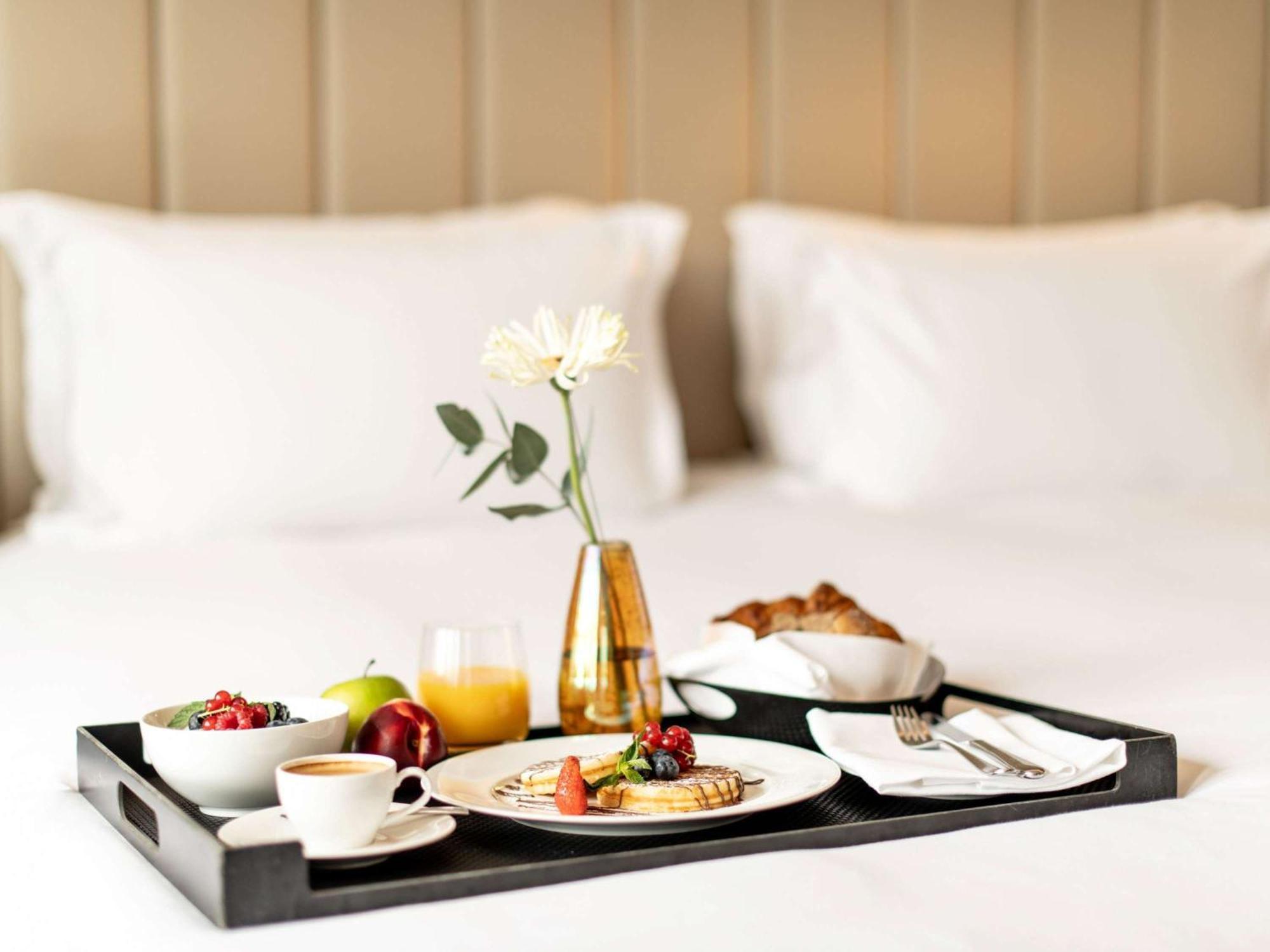 Sofitel Frankfurt Opera Hotel Frankfurt am Main Exterior photo Room service