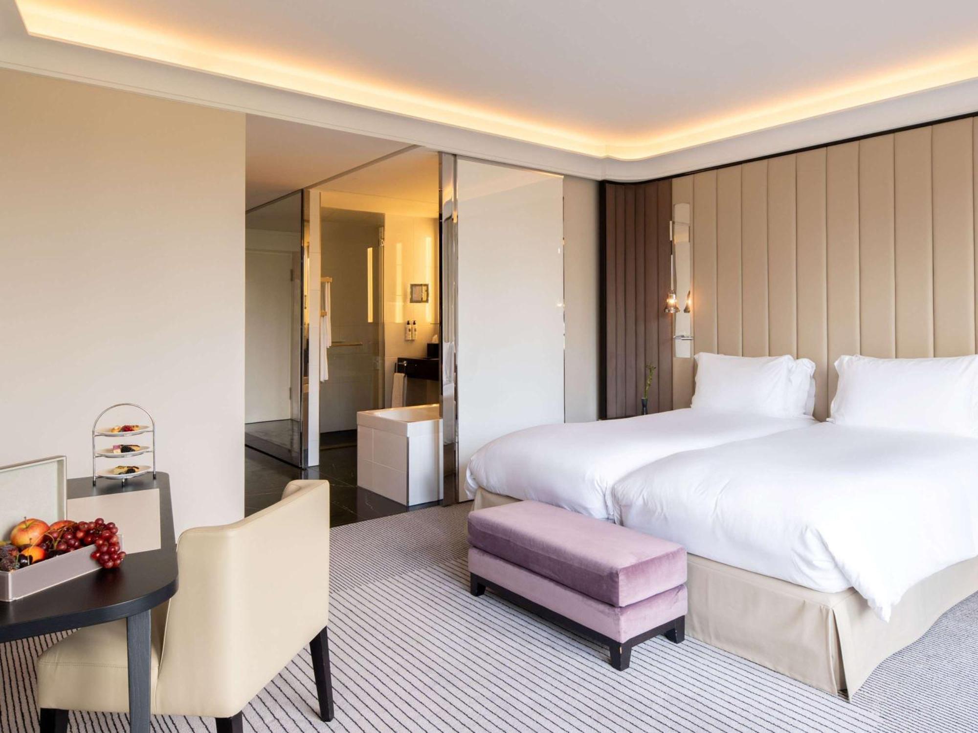 Sofitel Frankfurt Opera Hotel Frankfurt am Main Exterior photo A room at the hotel