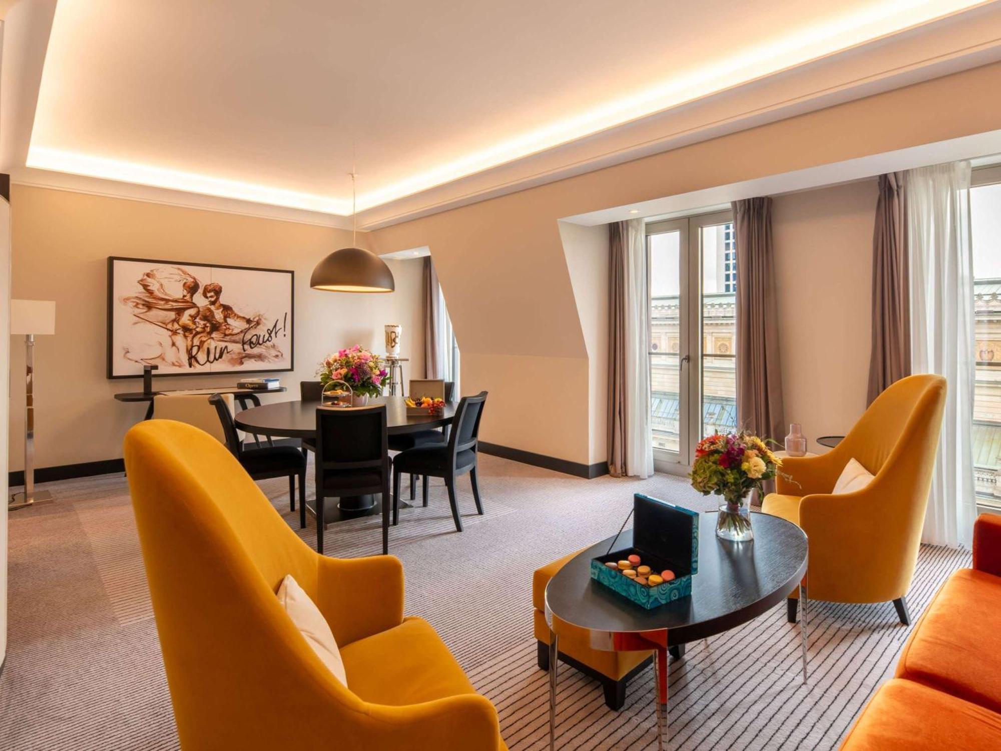 Sofitel Frankfurt Opera Hotel Frankfurt am Main Exterior photo The Savoy's renovated rooms