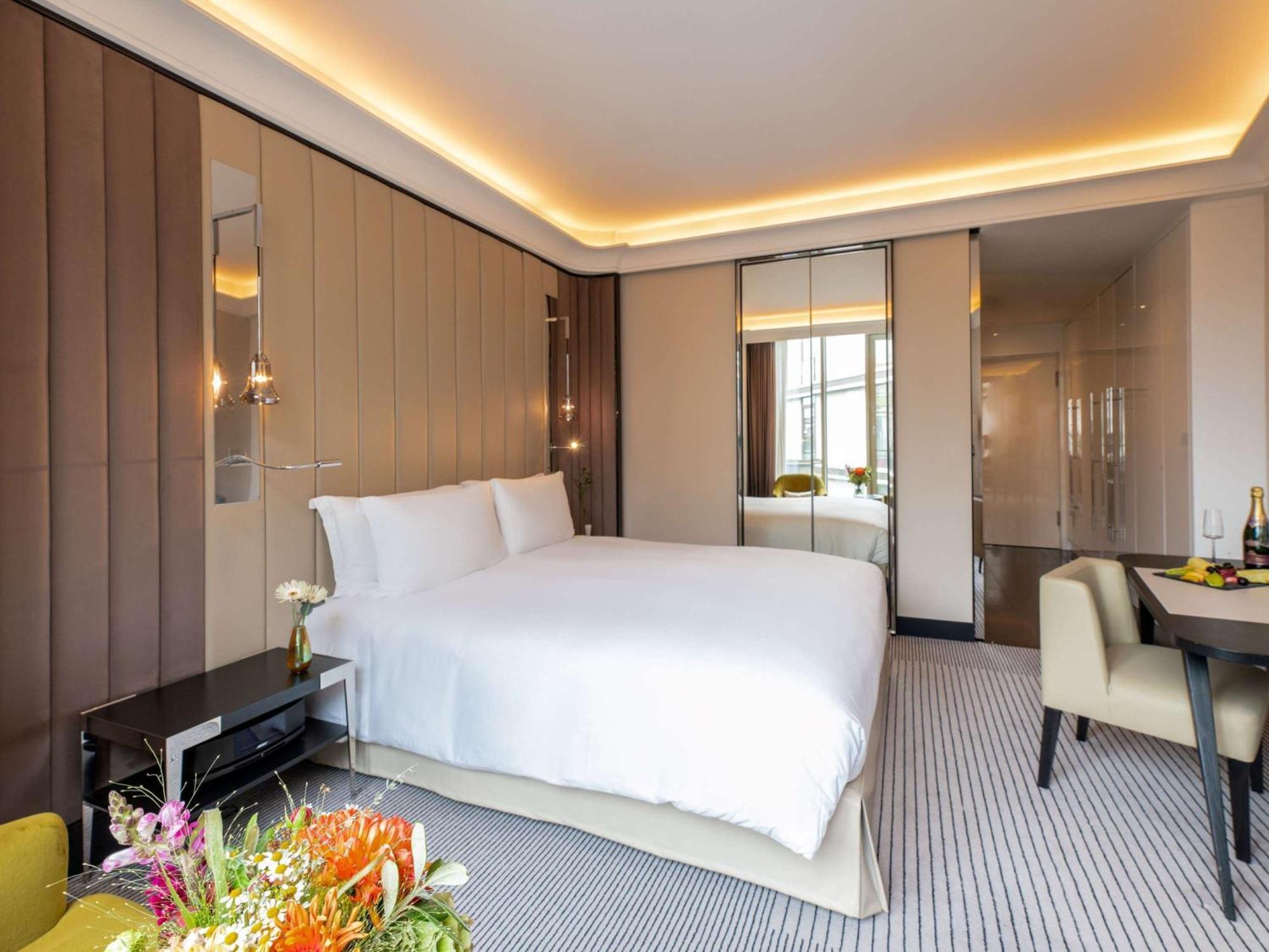 Sofitel Frankfurt Opera Hotel Frankfurt am Main Exterior photo A suite at the hotel