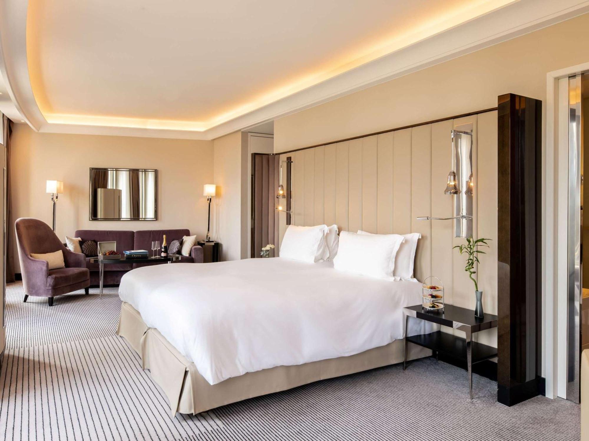 Sofitel Frankfurt Opera Hotel Frankfurt am Main Exterior photo A suite at the InterContinental Paris Le Grand
