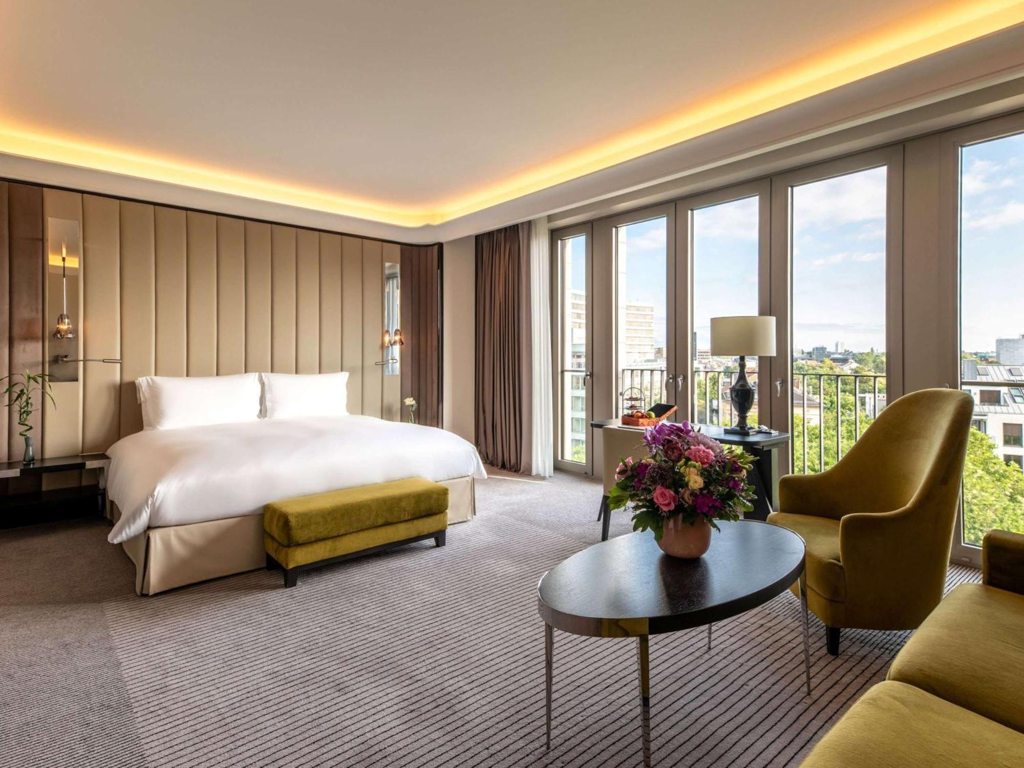 Sofitel Frankfurt Opera Hotel Frankfurt am Main Exterior photo A suite at the InterContinental Paris Le Grand
