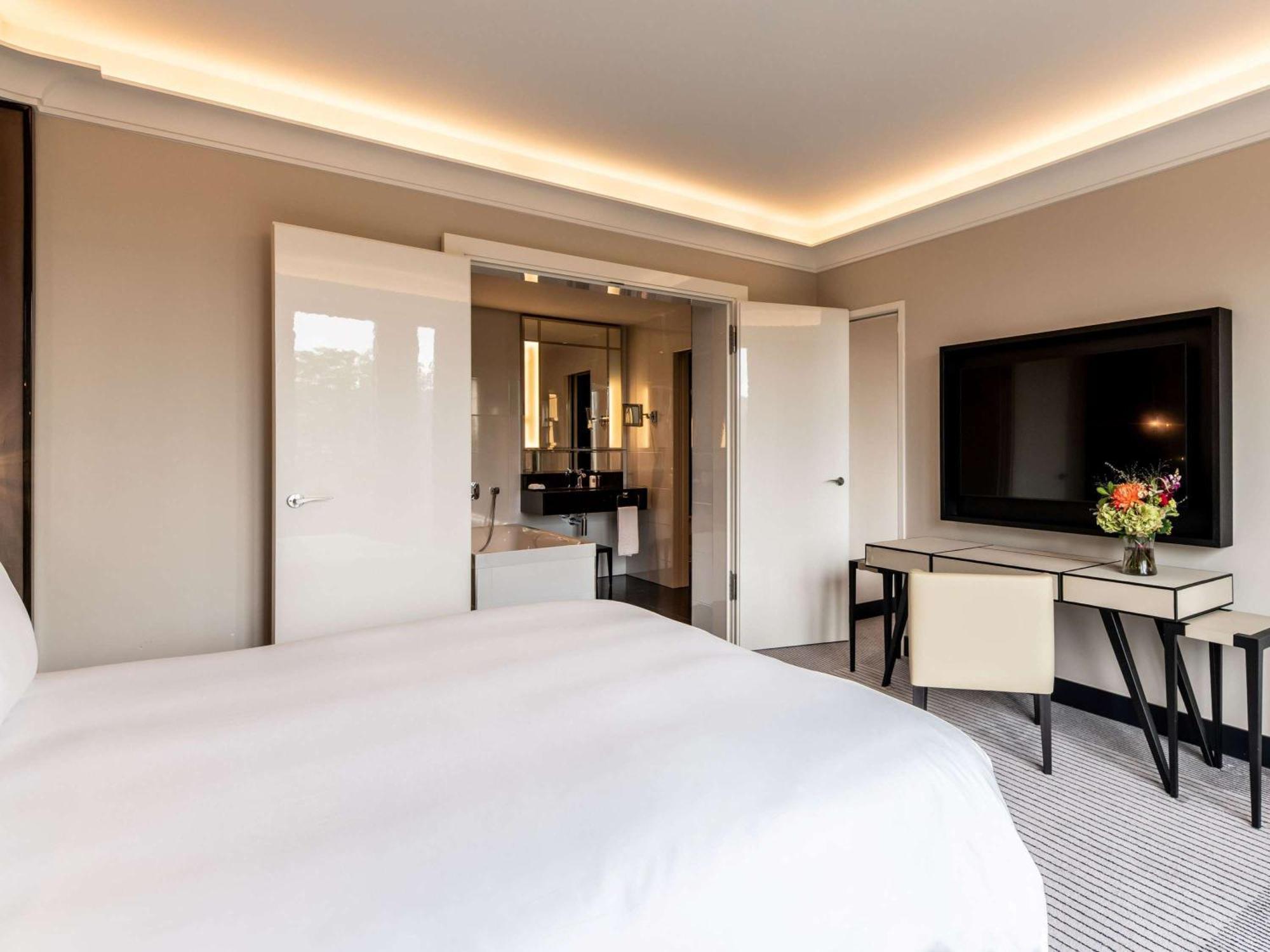 Sofitel Frankfurt Opera Hotel Frankfurt am Main Exterior photo A bedroom at the hotel