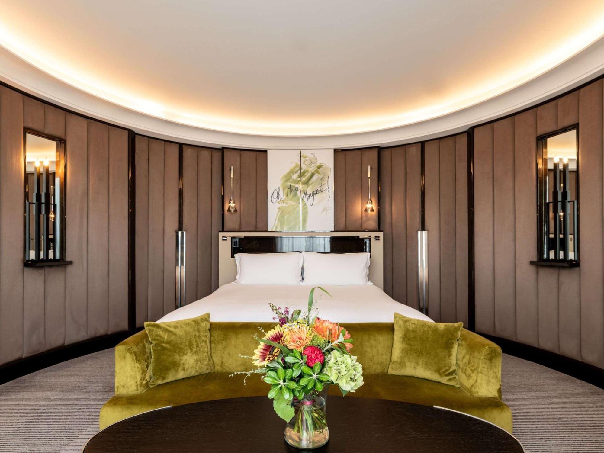 Sofitel Frankfurt Opera Hotel Frankfurt am Main Exterior photo The bedroom of the Presidential Suite